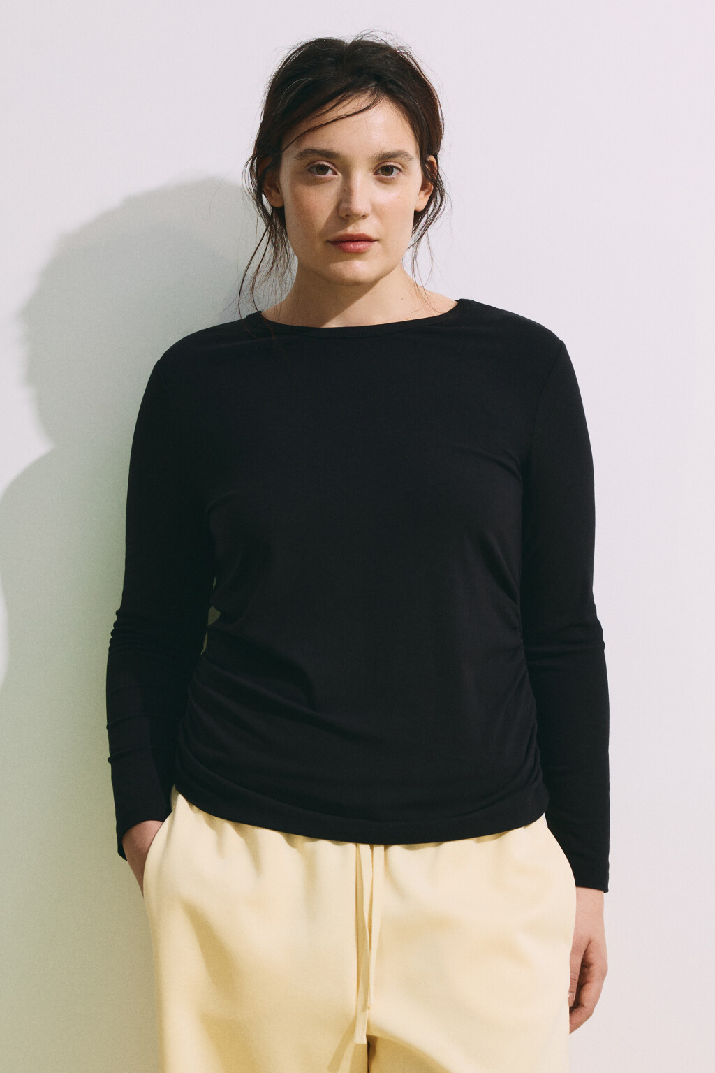 Лонгслив приталенный со сборками - цвет черный - 3