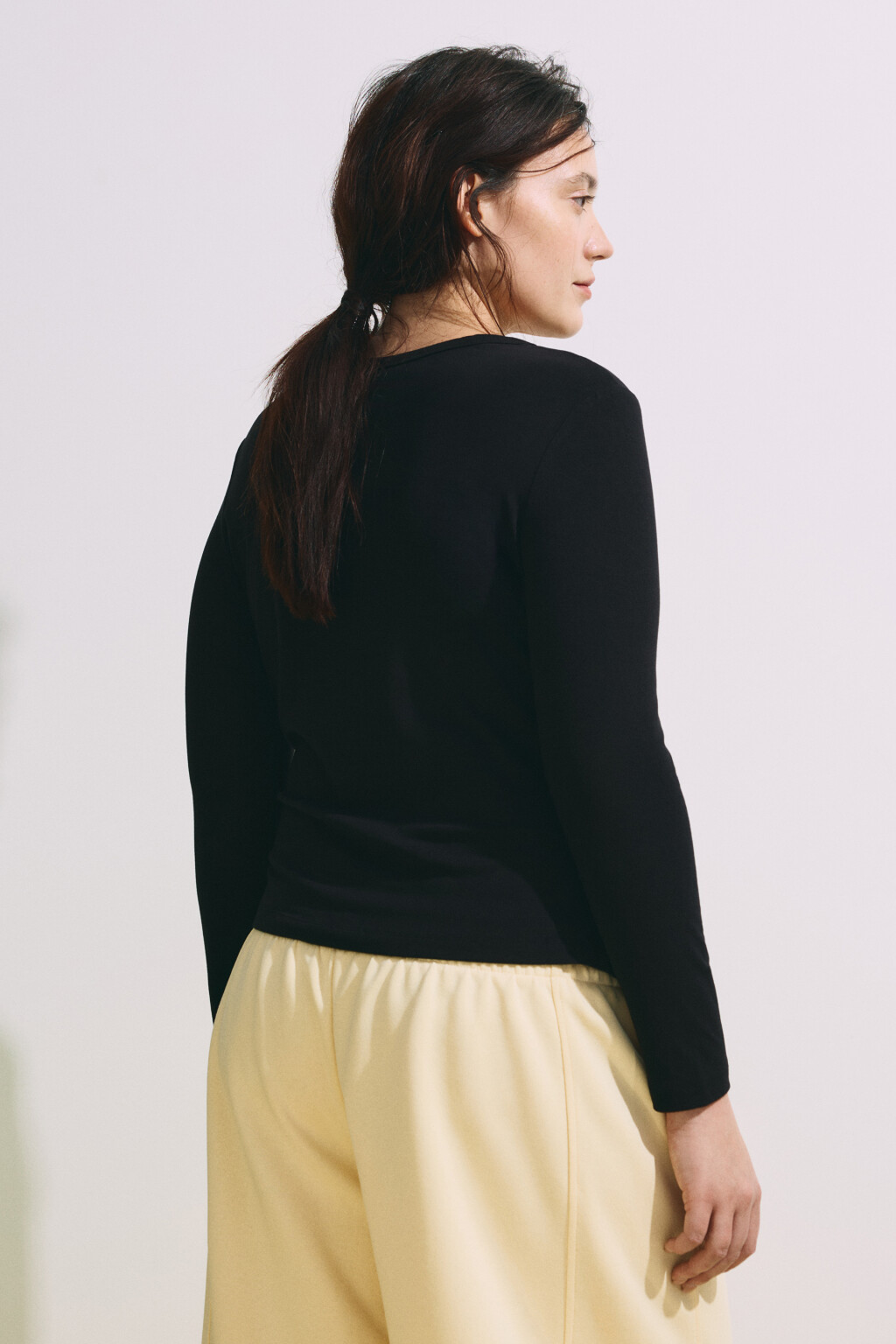 Лонгслив приталенный со сборками - цвет черный - 4