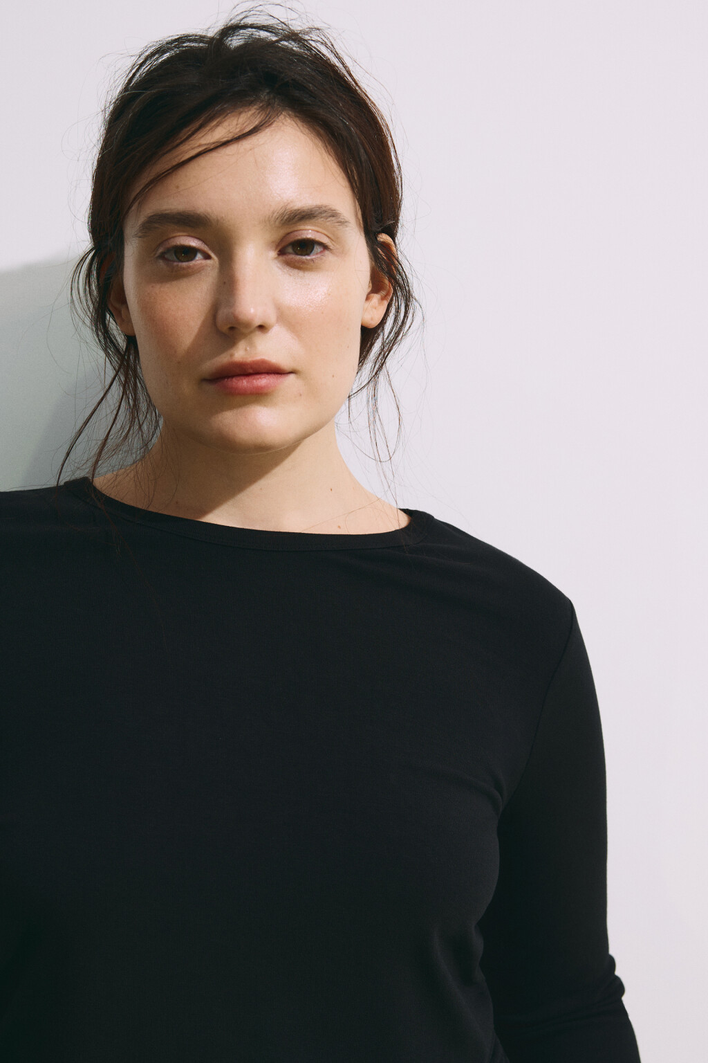 Лонгслив приталенный со сборками - цвет черный - 6