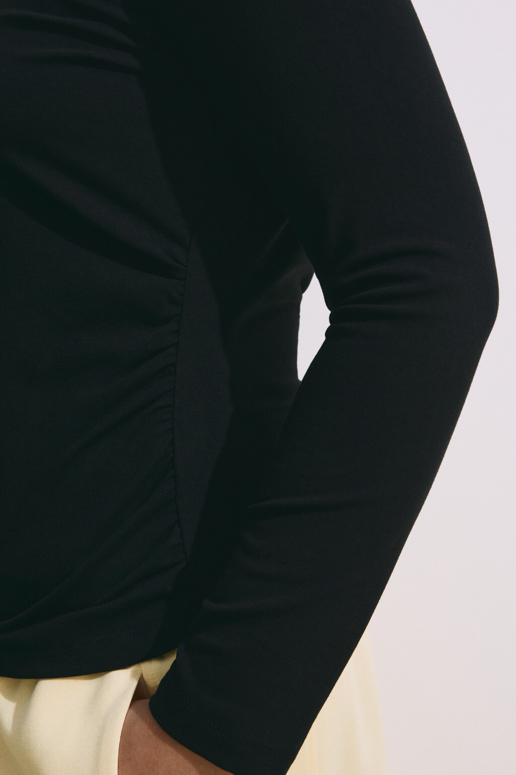 Лонгслив приталенный со сборками - цвет черный - 7