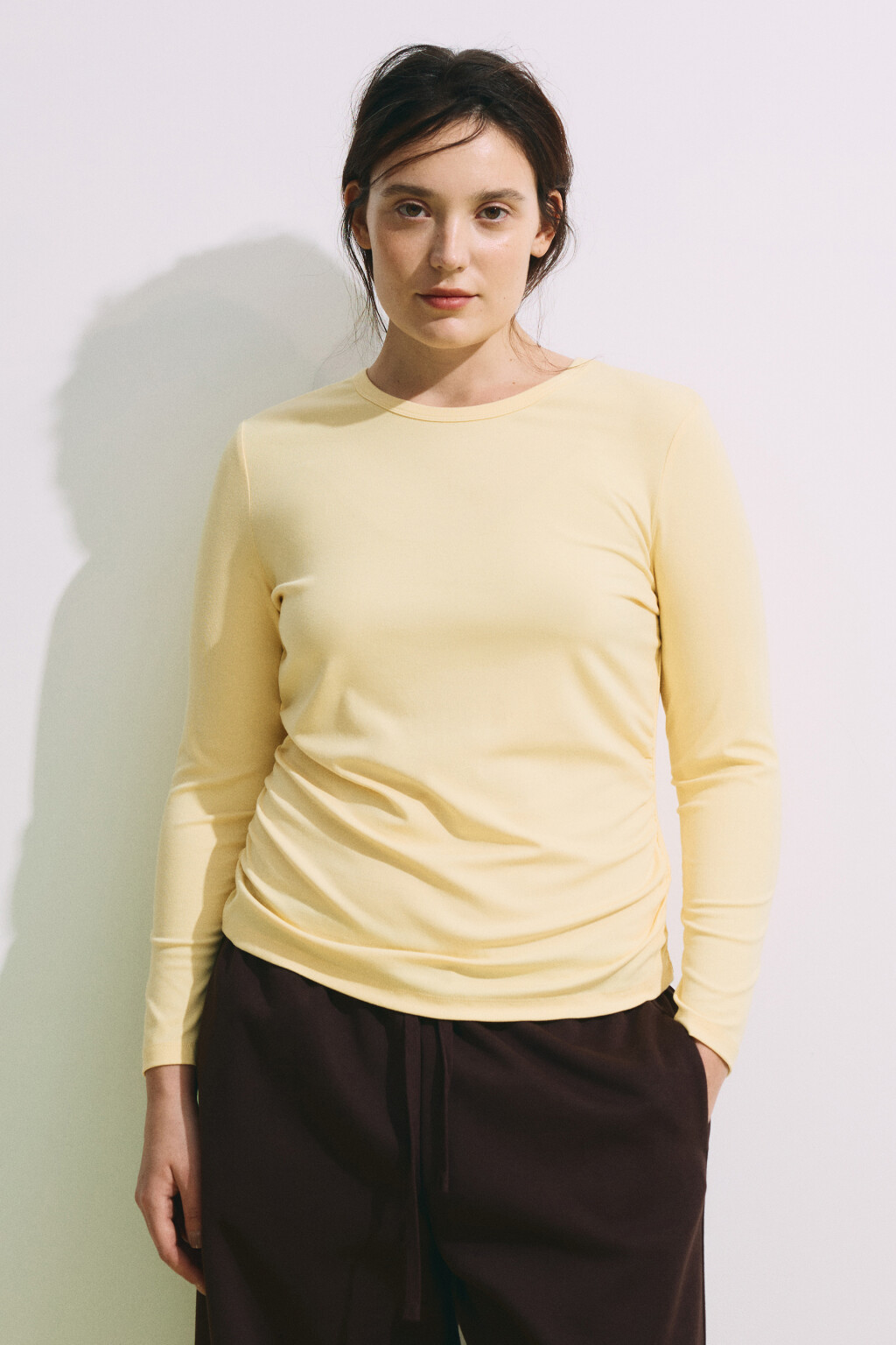 Лонгслив приталенный со сборками - цвет желтый - 3