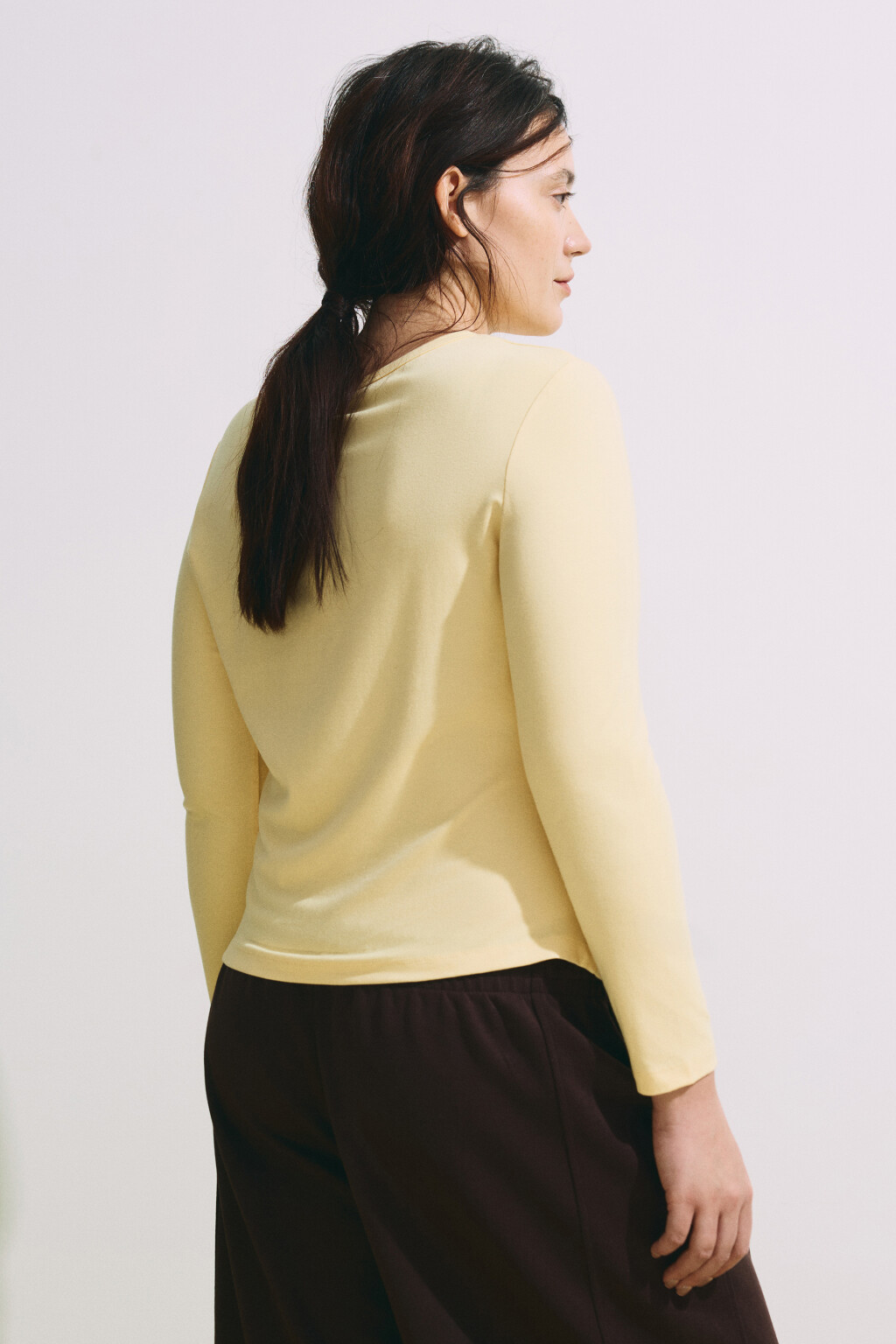 Лонгслив приталенный со сборками - цвет желтый - 4