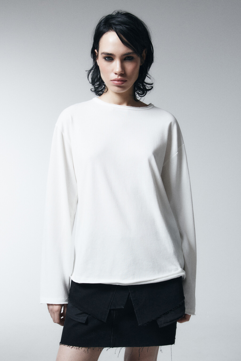 Лонгслив оверсайз с открытыми срезами - цвет белый - 2