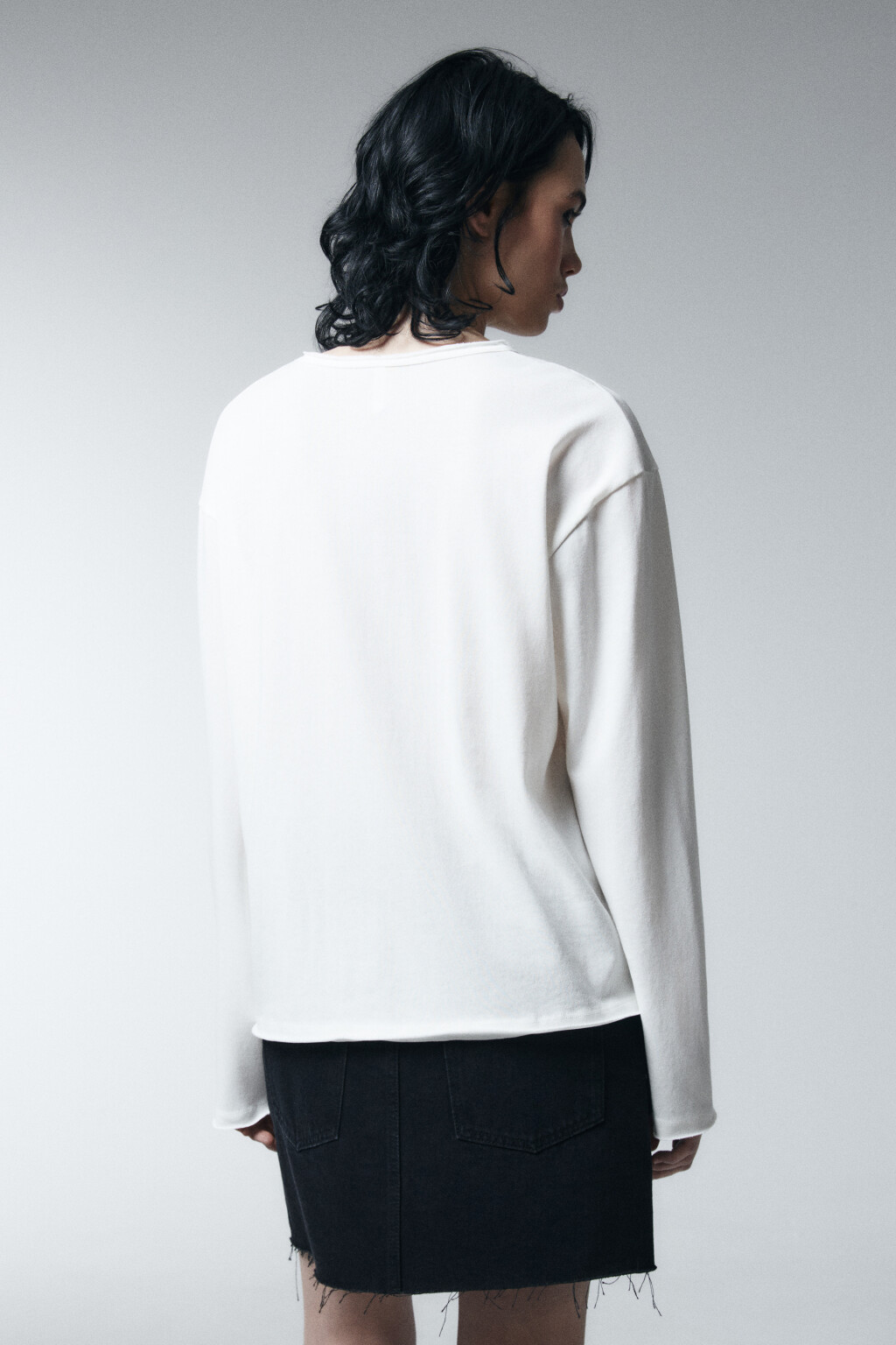 Лонгслив оверсайз с открытыми срезами - цвет белый - 3