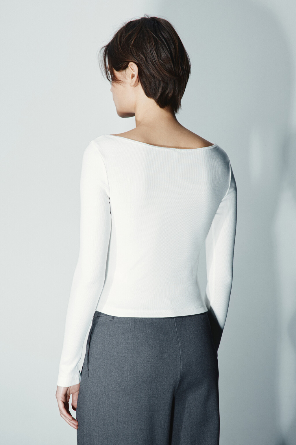 Лонгслив в рубчик с вырезом-лодочкой - цвет молочный - 4