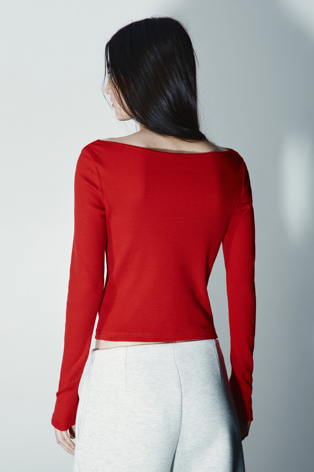 Лонгслив в рубчик с вырезом-лодочкой - цвет красный - 4
