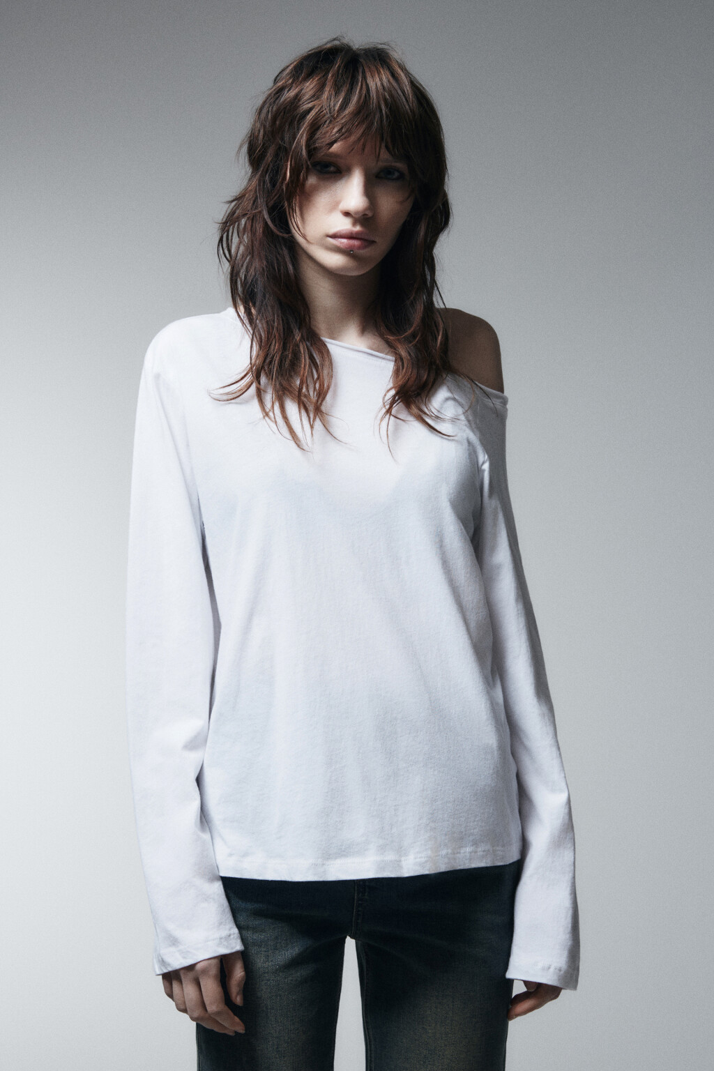 Лонгслив асимметричный на одно плечо - цвет белый - 2