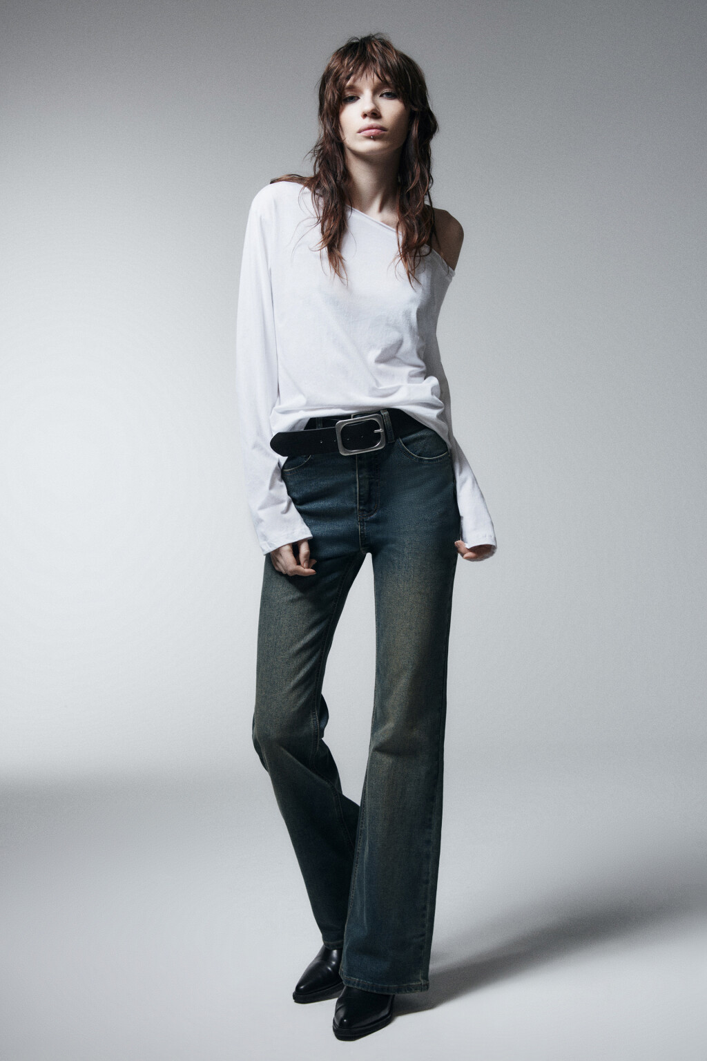 Лонгслив асимметричный на одно плечо - цвет белый - 4