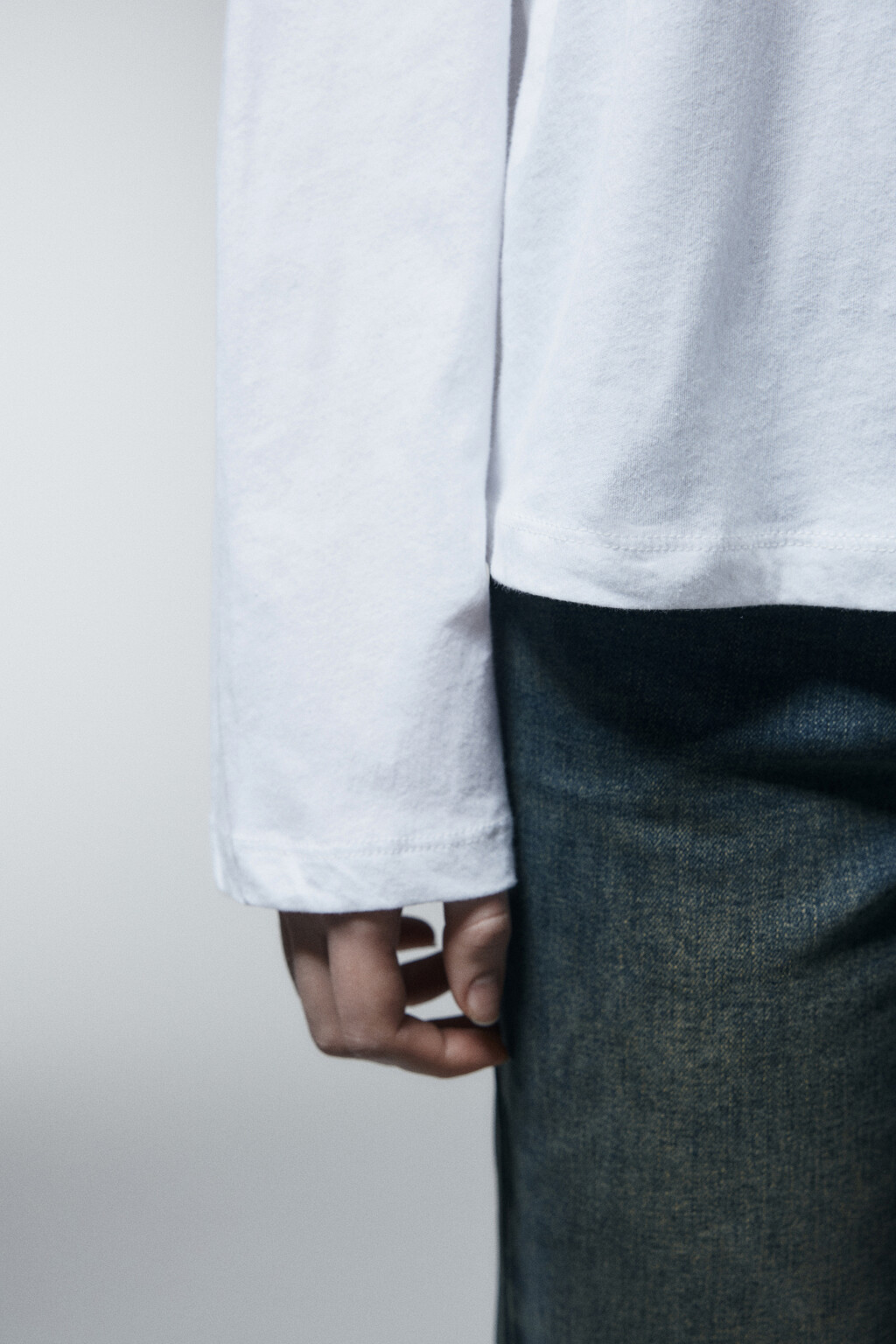 Лонгслив асимметричный на одно плечо - цвет белый - 6