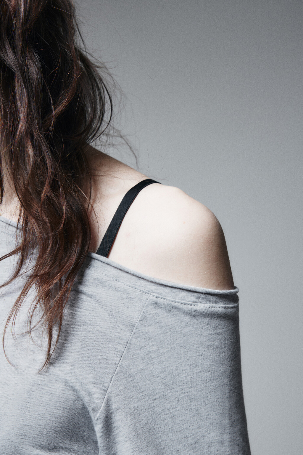 Лонгслив асимметричный на одно плечо - цвет серый - 6