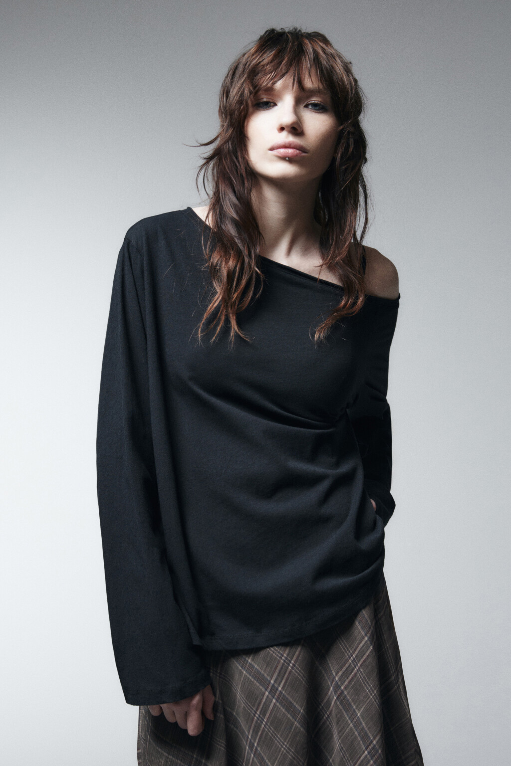 Лонгслив асимметричный на одно плечо - цвет черный - 2
