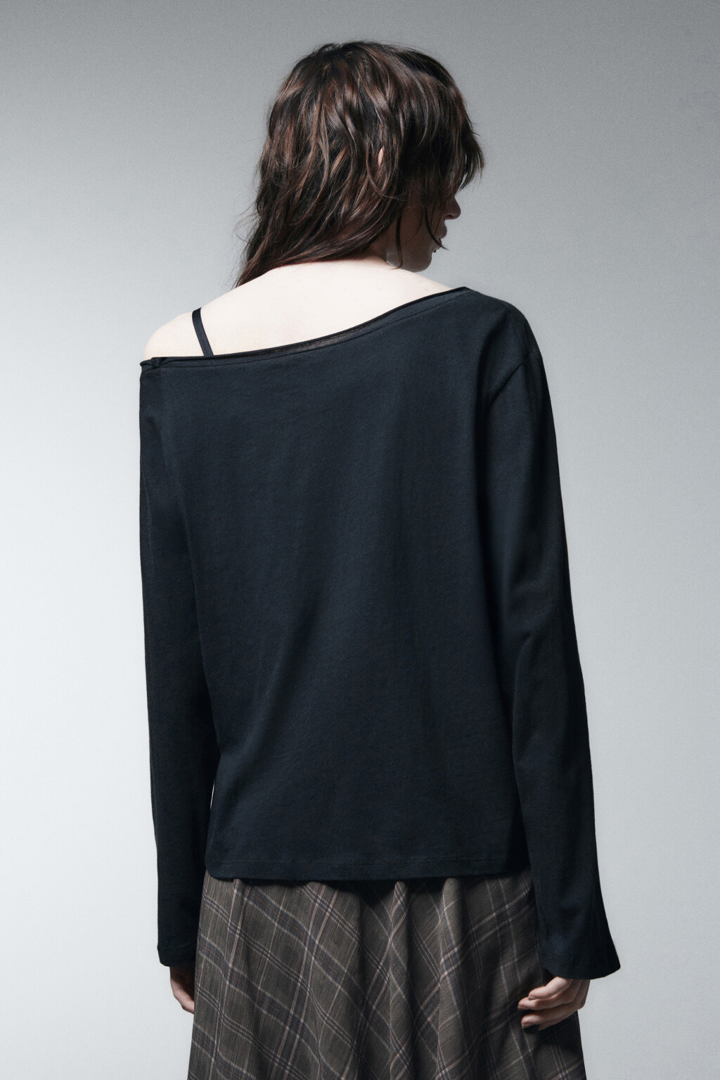 Лонгслив асимметричный на одно плечо - цвет черный - 3