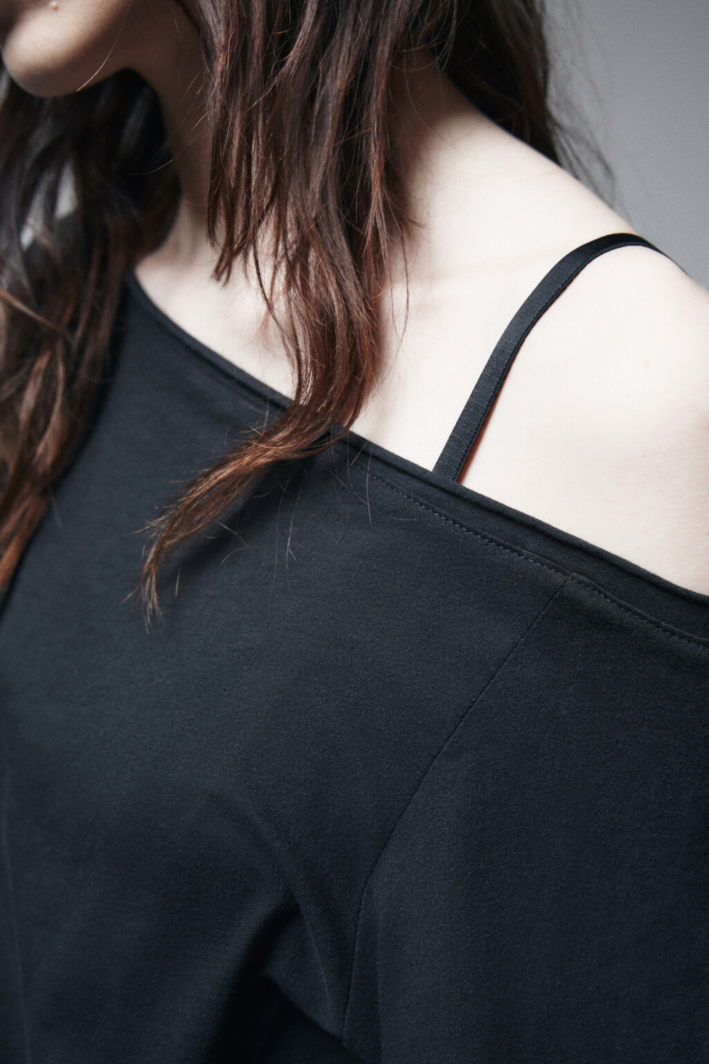 Лонгслив асимметричный на одно плечо - цвет черный - 5