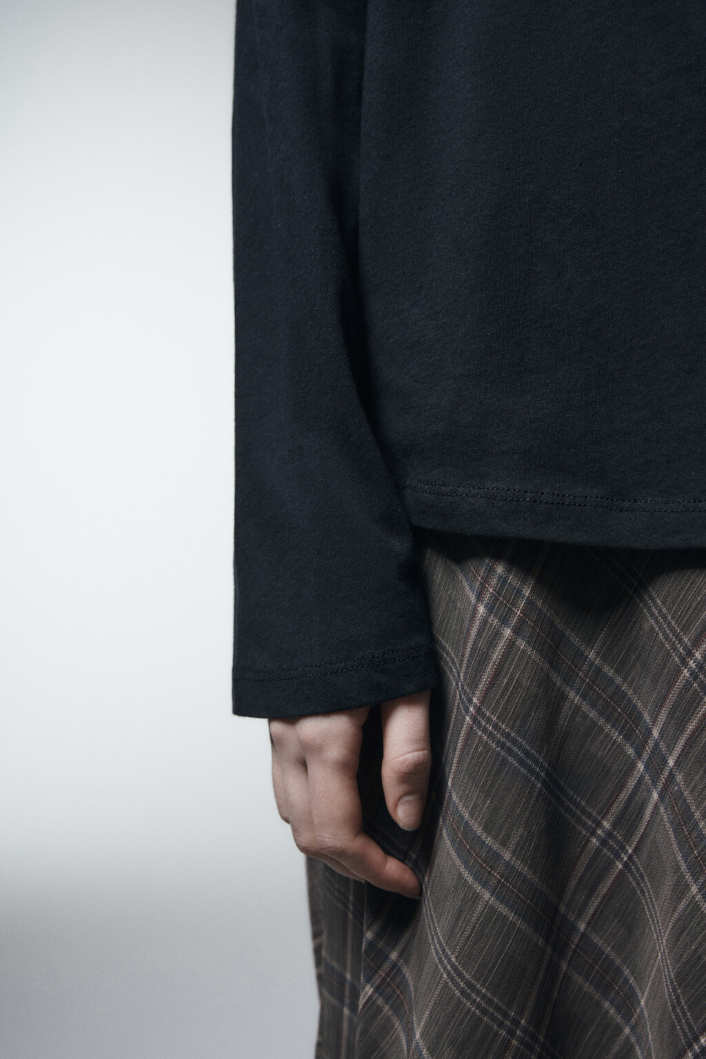 Лонгслив асимметричный на одно плечо - цвет черный - 6