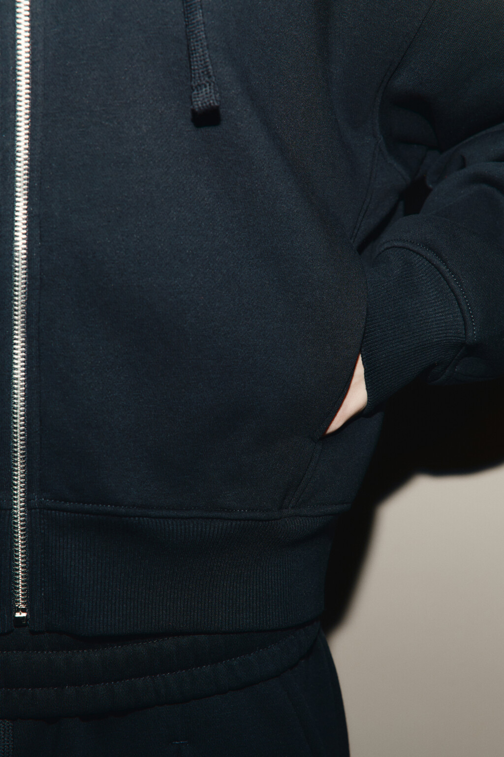Худи-зипка с капюшоном из футера - цвет черный - 6