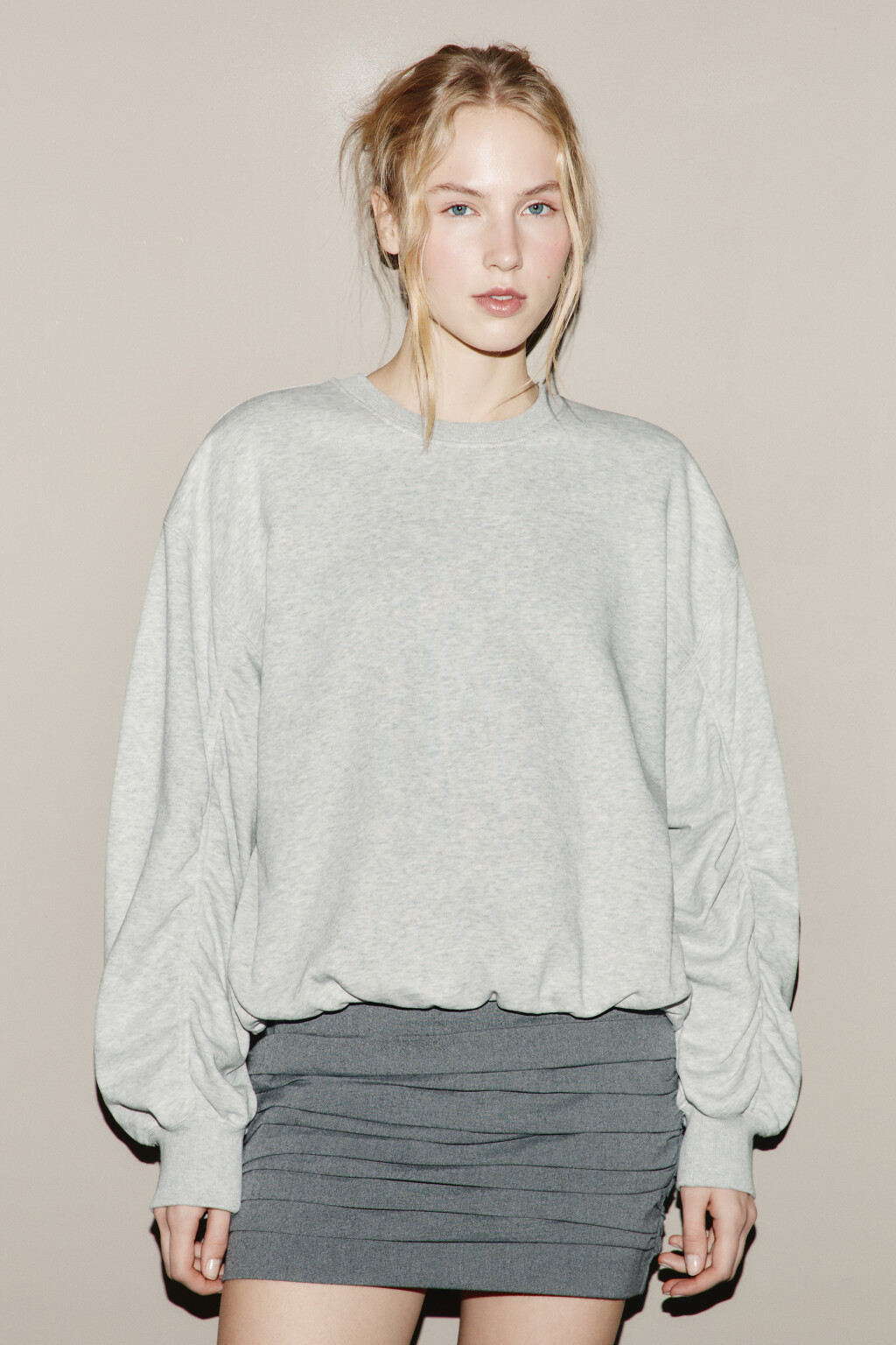 Свитшот из футера с декоративными складками - цвет серый - 3
