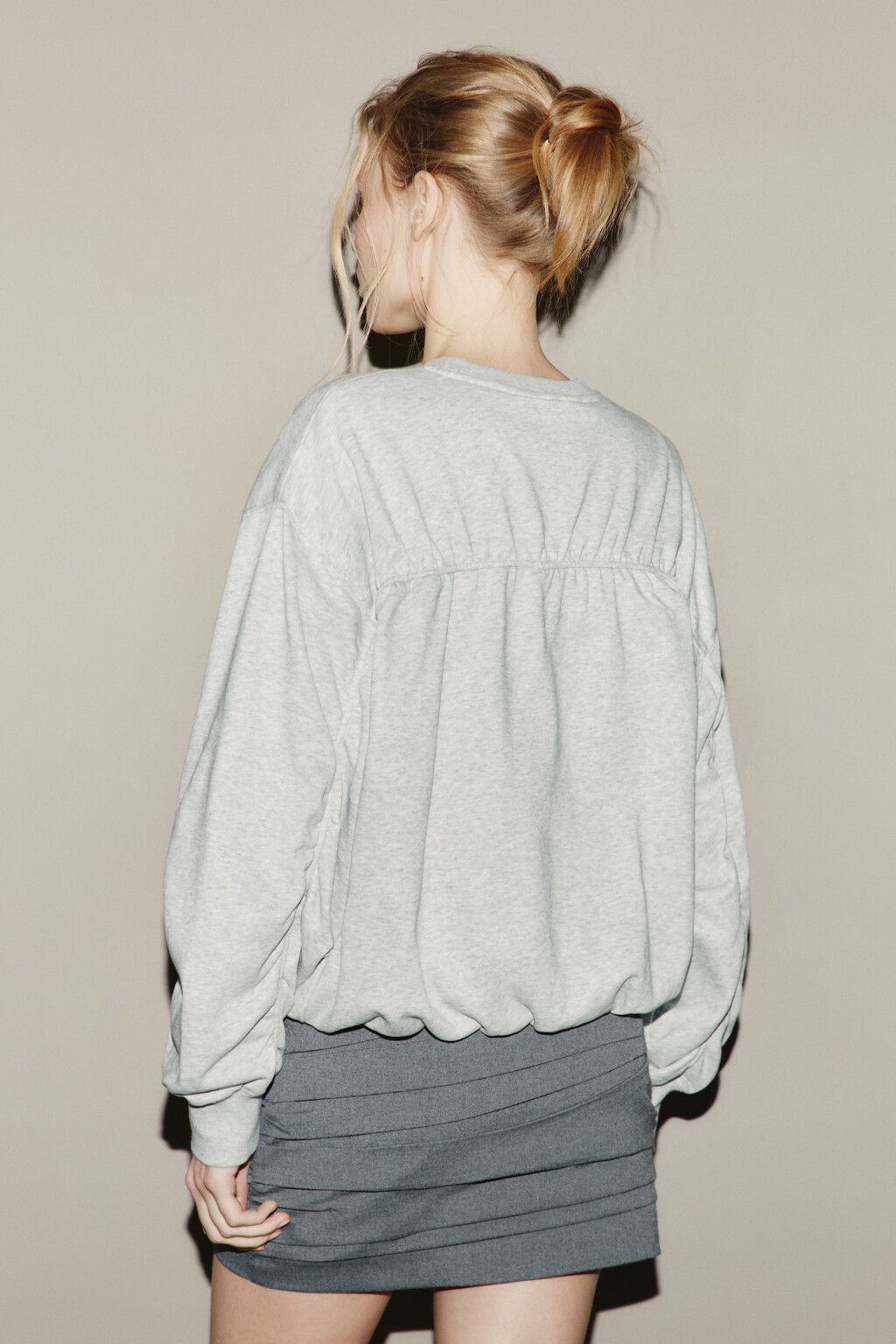 Свитшот из футера с декоративными складками - цвет серый - 4