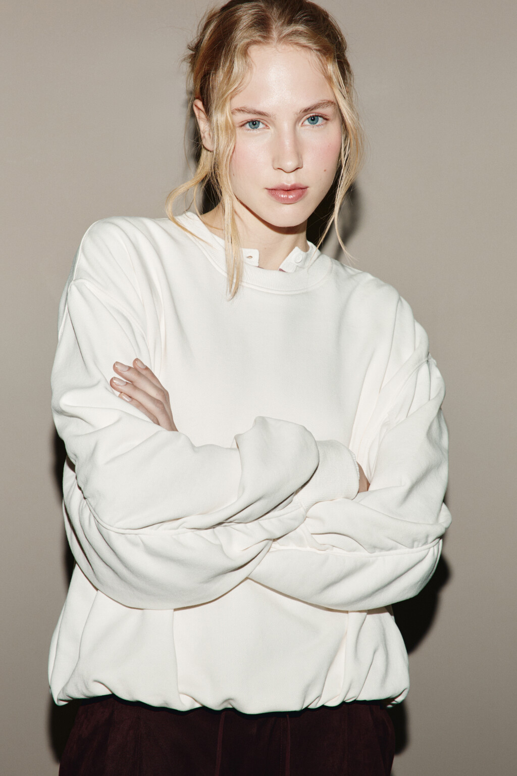 Свитшот из футера с декоративными складками - цвет молочный - 2