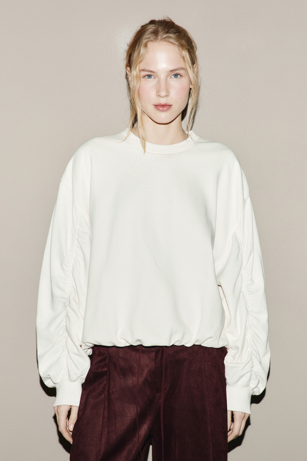 Свитшот из футера с декоративными складками - цвет молочный - 3