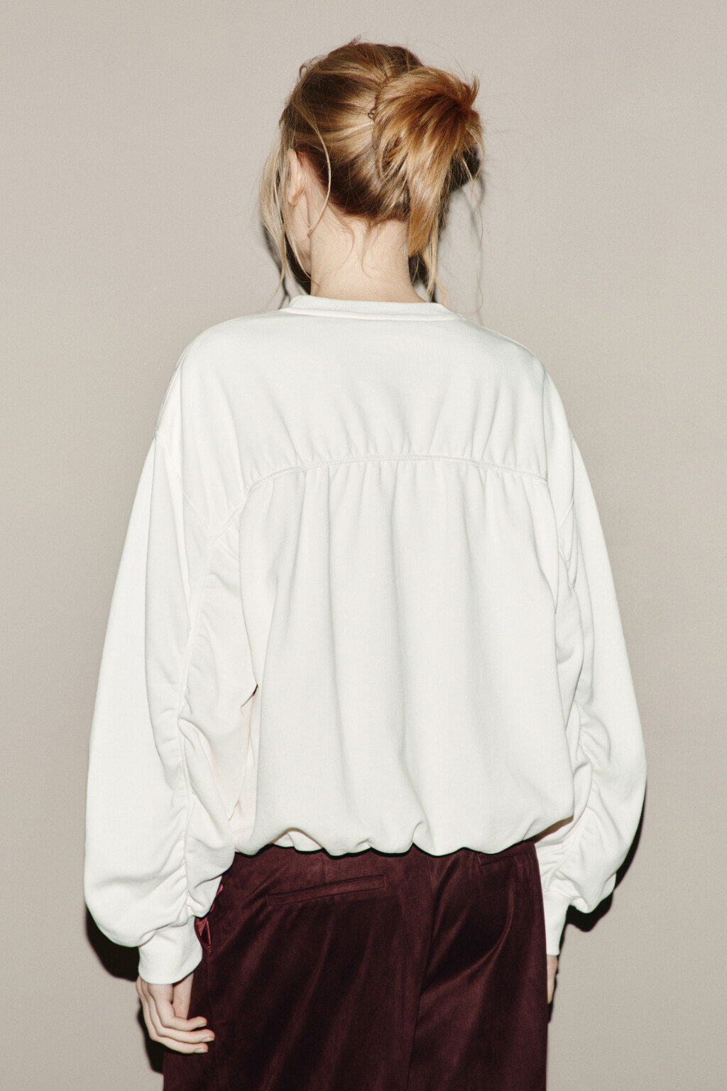 Свитшот из футера с декоративными складками - цвет молочный - 4