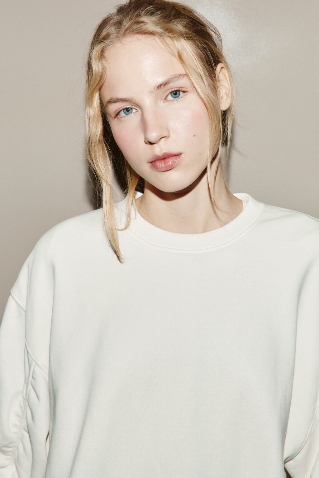 Свитшот из футера с декоративными складками - цвет молочный - 6