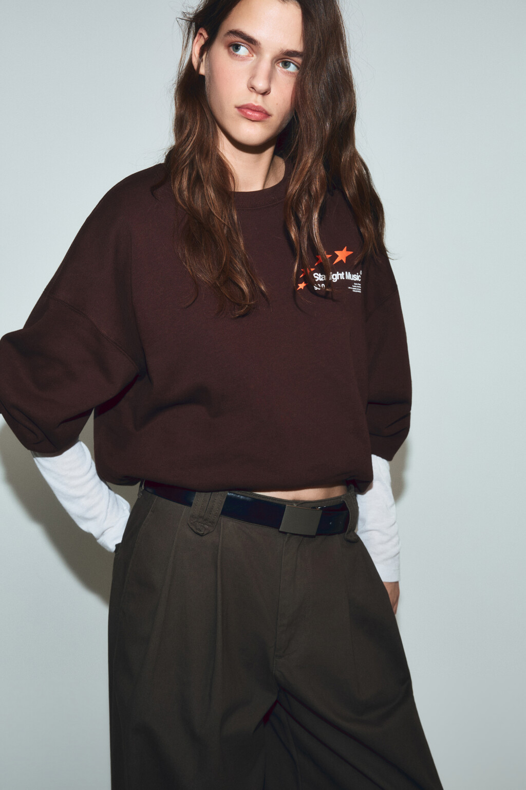 Свитшот оверсайз из футера с принтом - цвет коричневый - 1