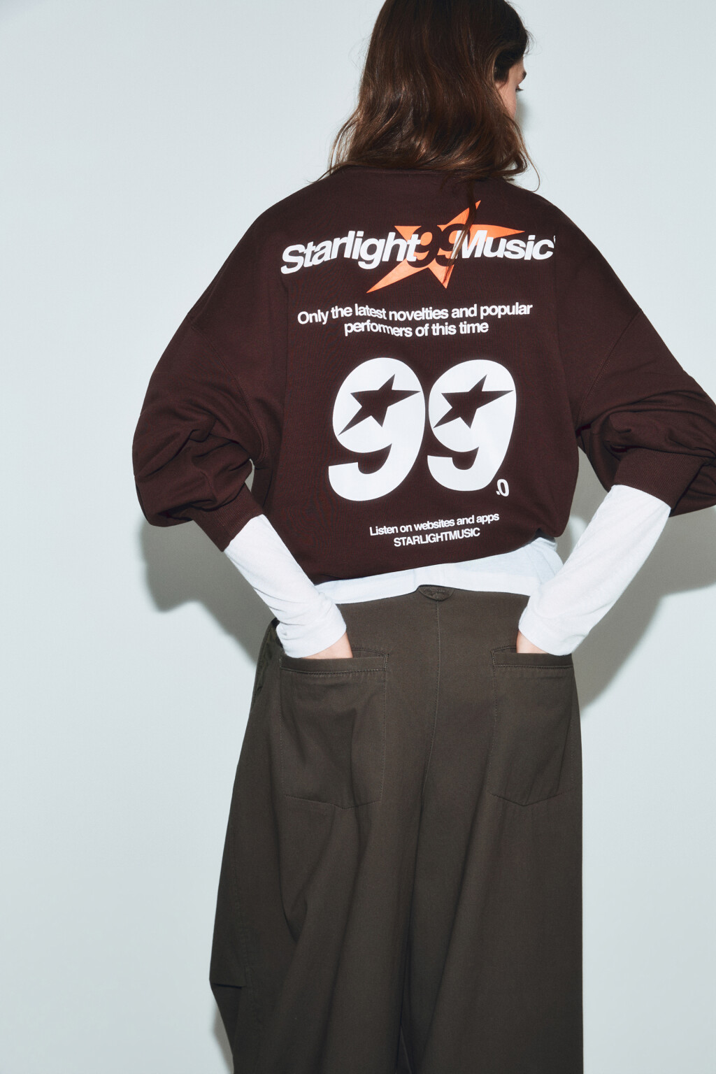 Свитшот оверсайз из футера с принтом - цвет коричневый - 2