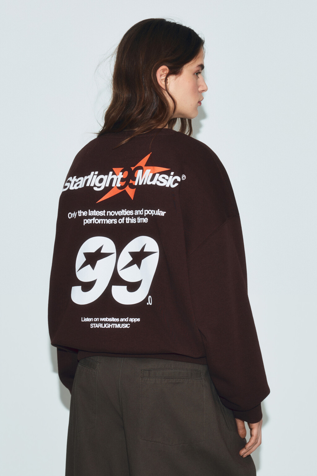 Свитшот оверсайз из футера с принтом - цвет коричневый - 4