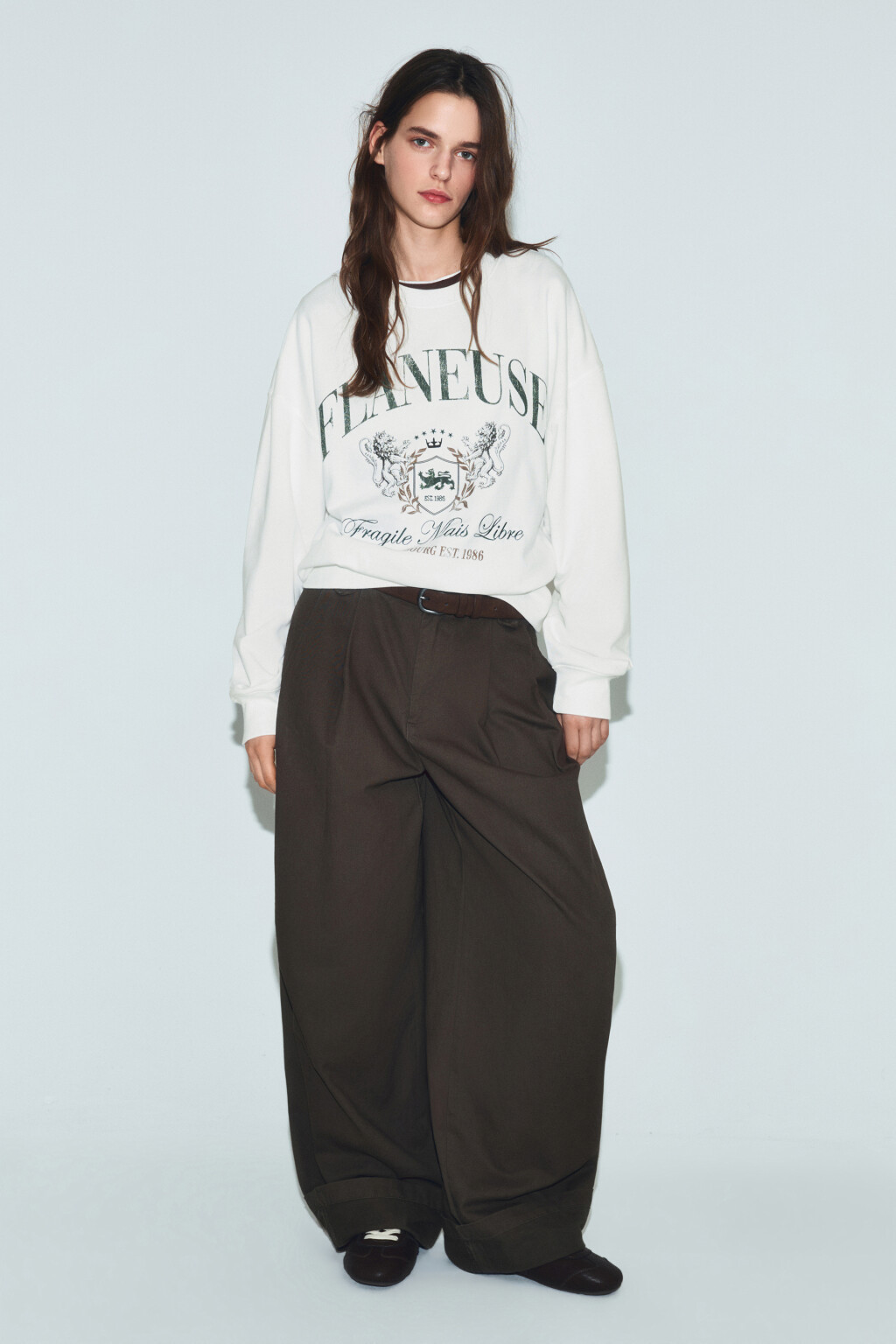 Свитшот оверсайз из футера с принтом - цвет бежевый - 4