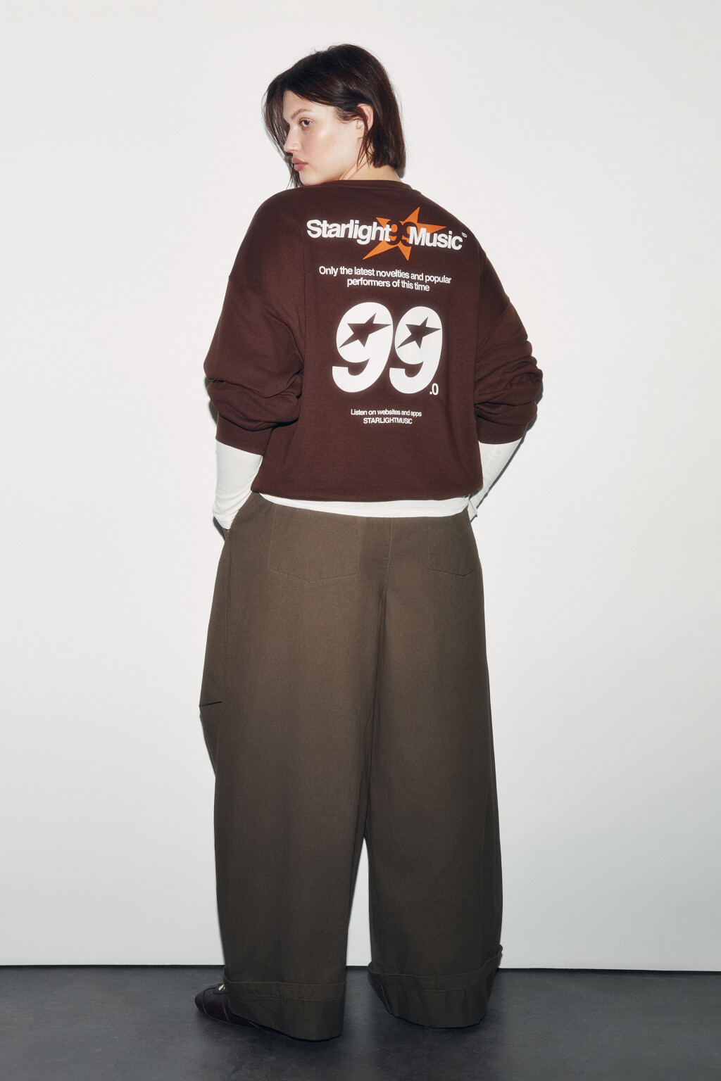 Свитшот оверсайз из футера с принтом - цвет коричневый - 1