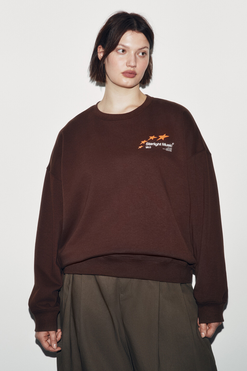 Свитшот оверсайз из футера с принтом - цвет коричневый - 2