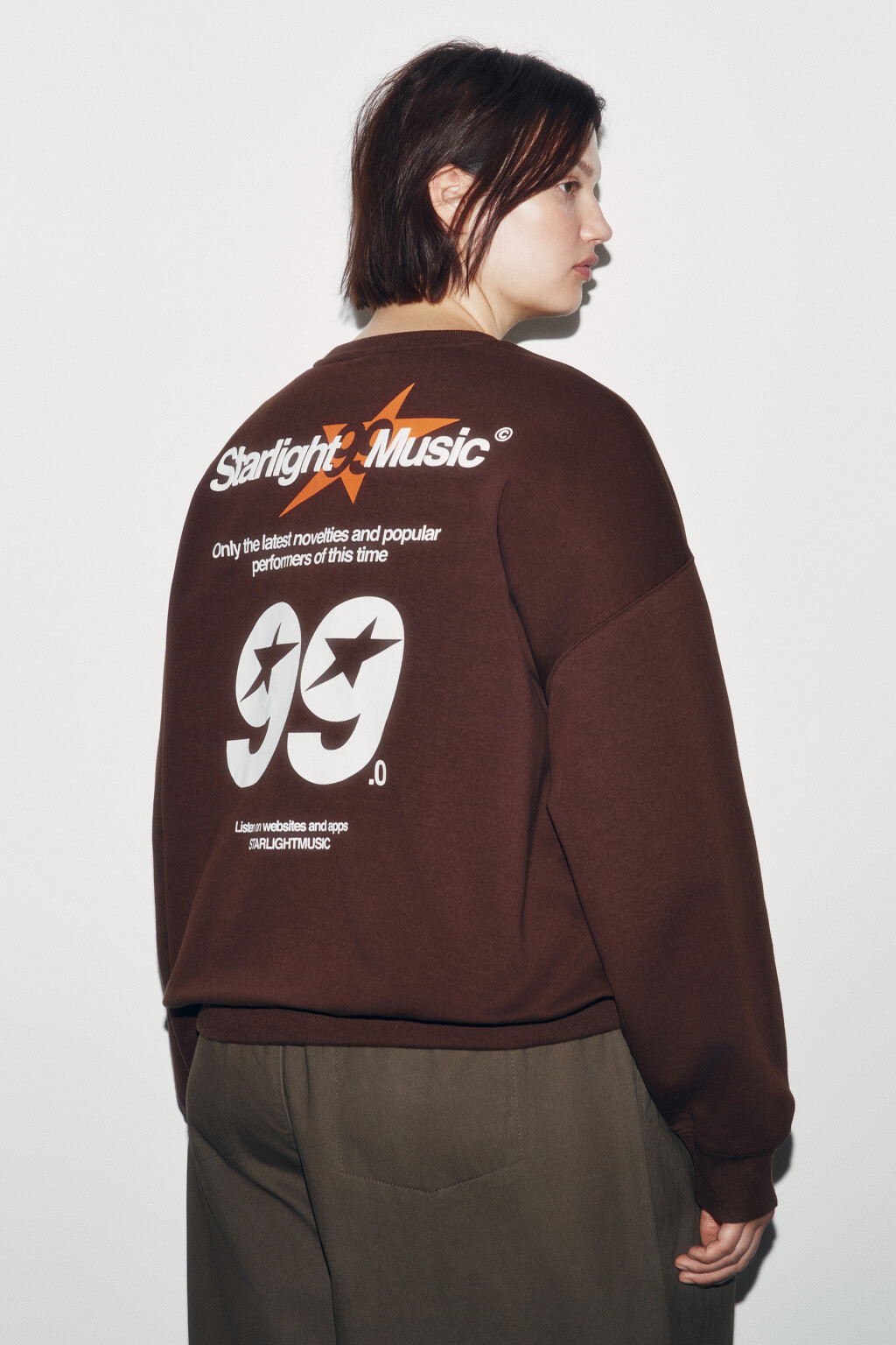 Свитшот оверсайз из футера с принтом - цвет коричневый - 3