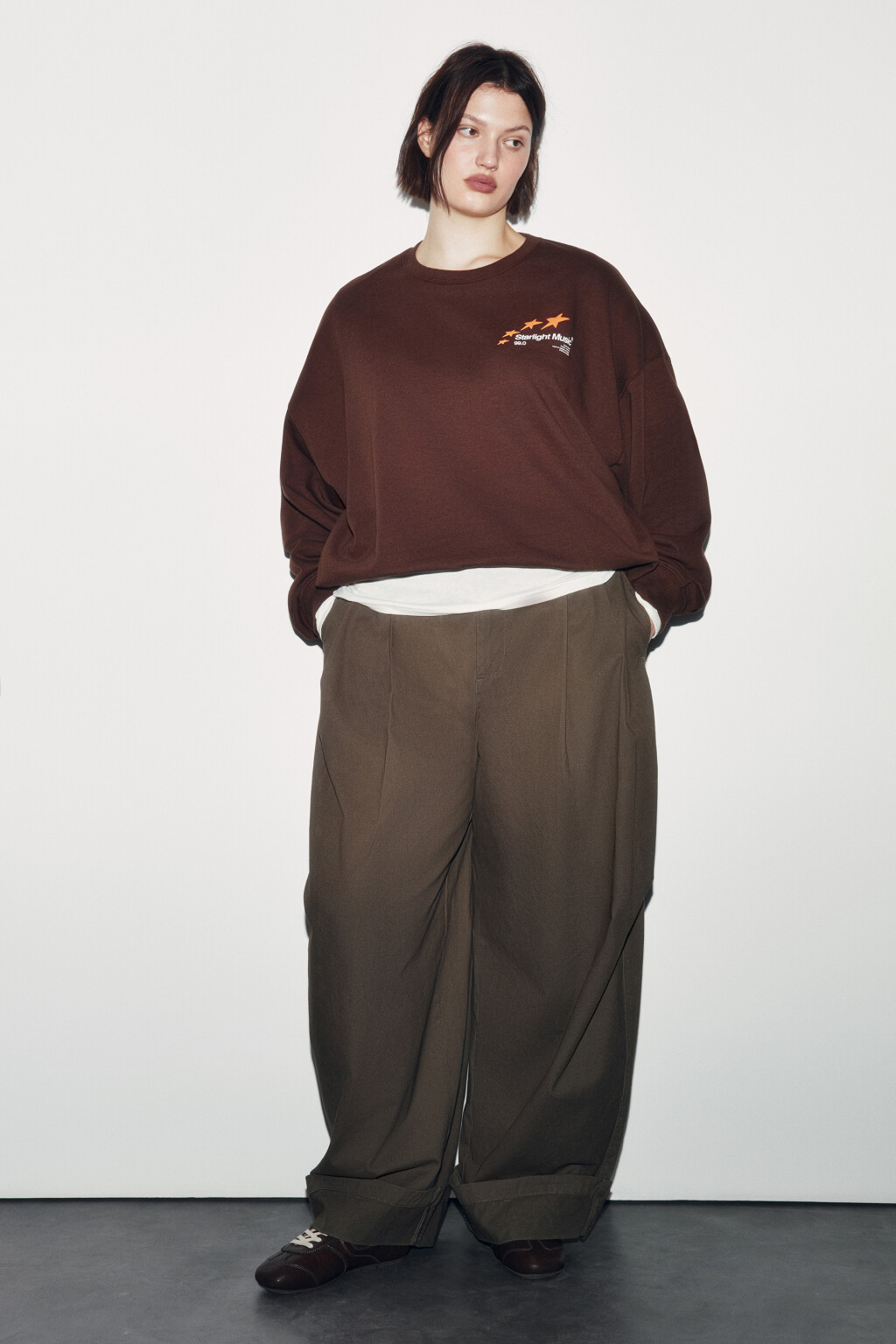 Свитшот оверсайз из футера с принтом - цвет коричневый - 4