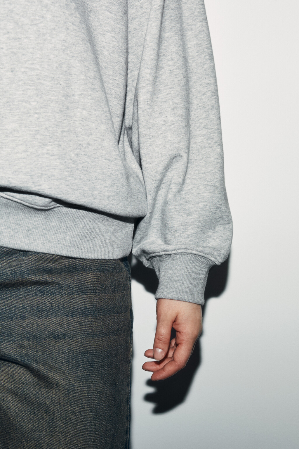 Свитшот оверсайз из футера с принтом - цвет серый - 6