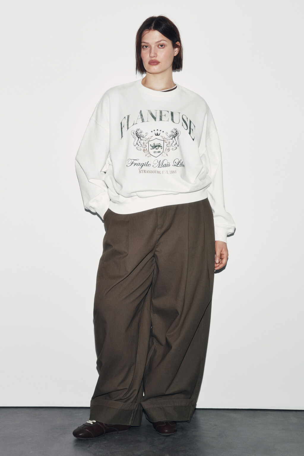 Свитшот оверсайз из футера с принтом - цвет бежевый - 4