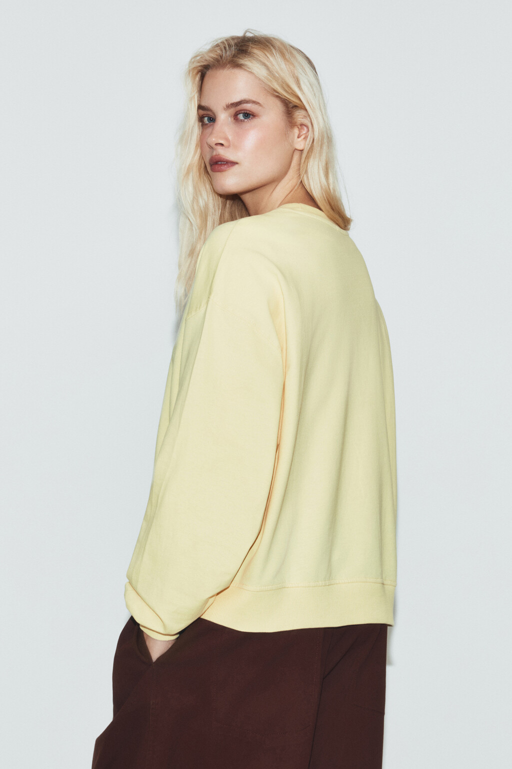 Свитшот базовый из хлопкового трикотажа - цвет желтый - 4