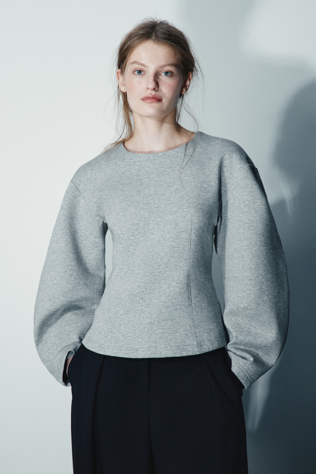 Свитшот приталенный с объемными рукавами - цвет серый - 2