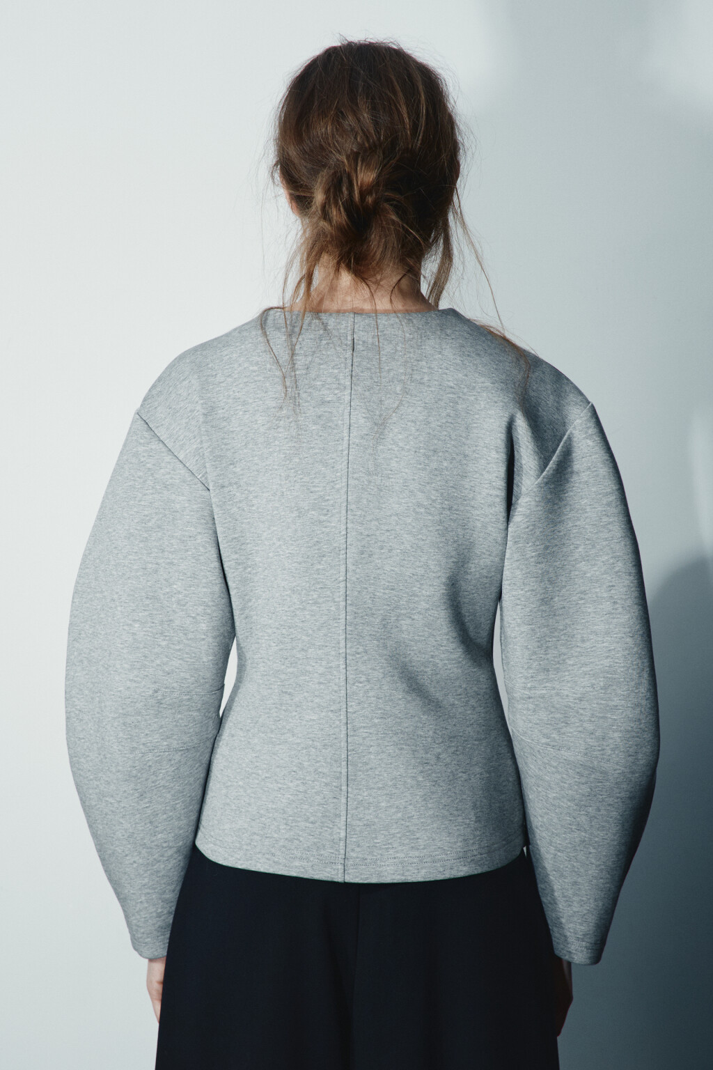 Свитшот приталенный с объемными рукавами - цвет серый - 3