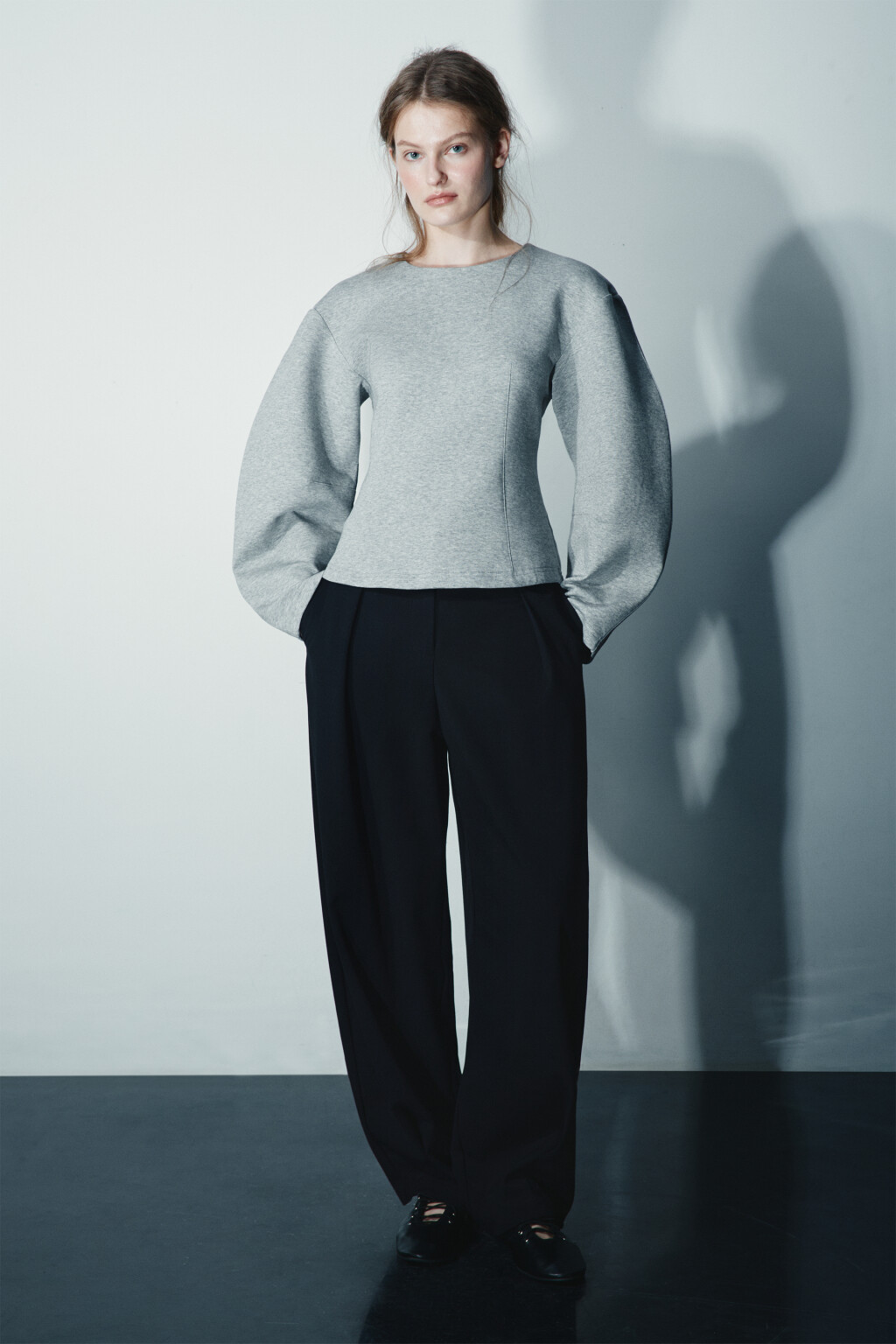 Свитшот приталенный с объемными рукавами - цвет серый - 4