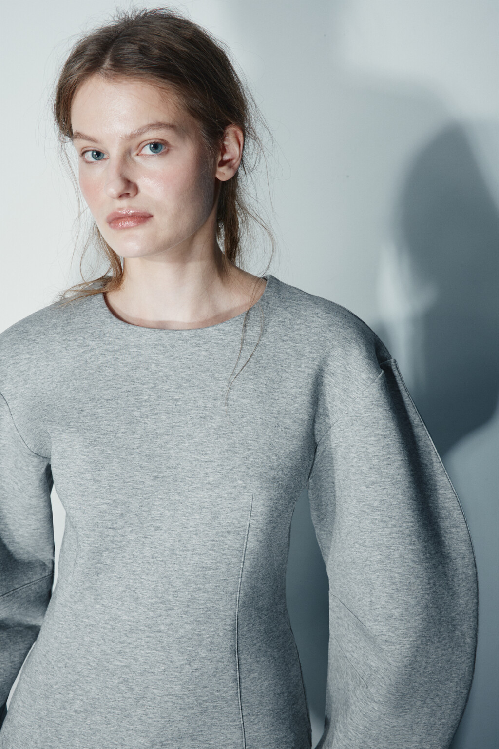Свитшот приталенный с объемными рукавами - цвет серый - 5