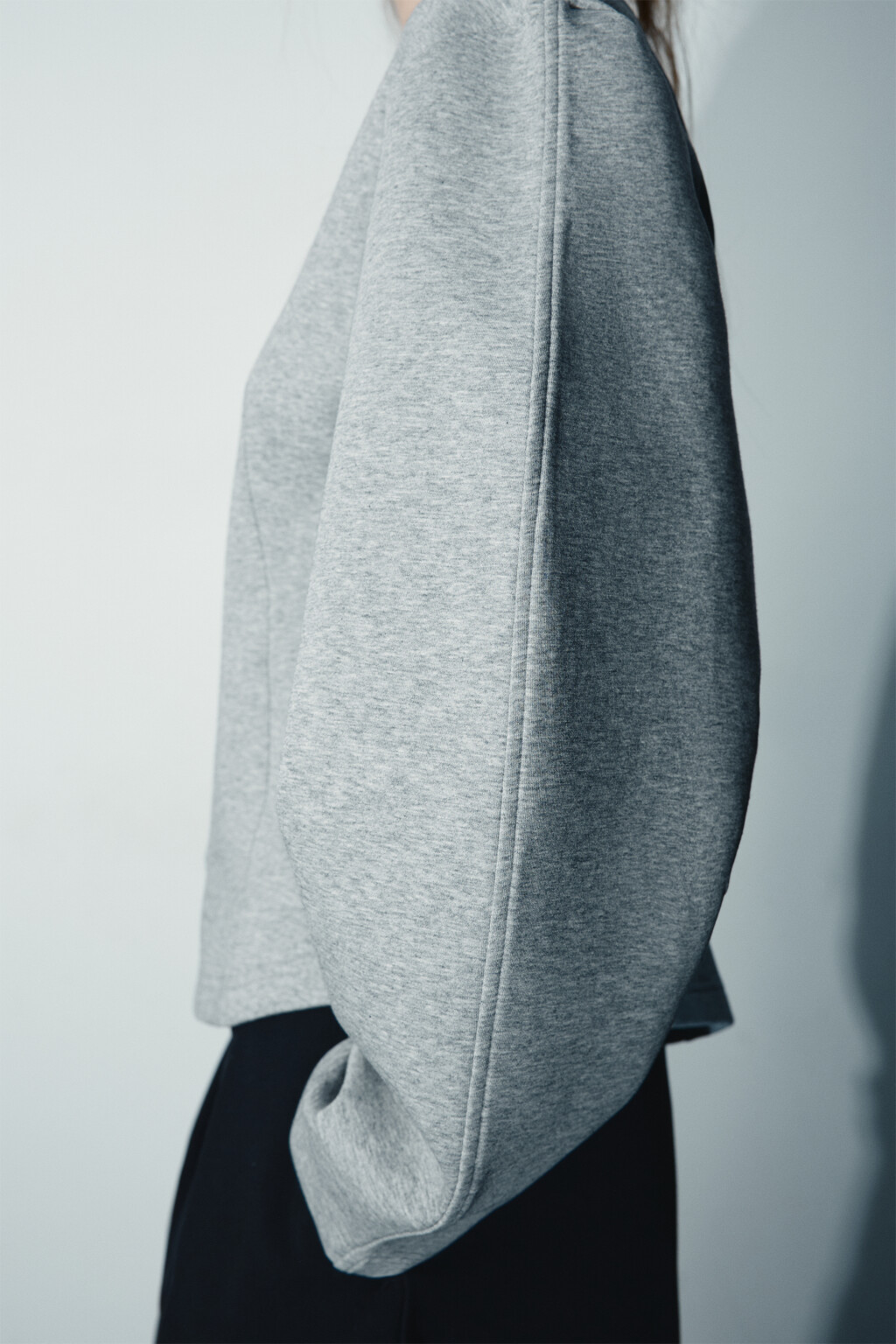 Свитшот приталенный с объемными рукавами - цвет серый - 6