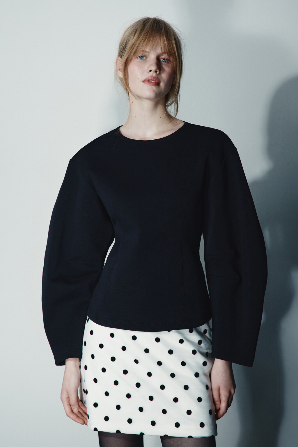 Свитшот приталенный с объемными рукавами - цвет черный - 2