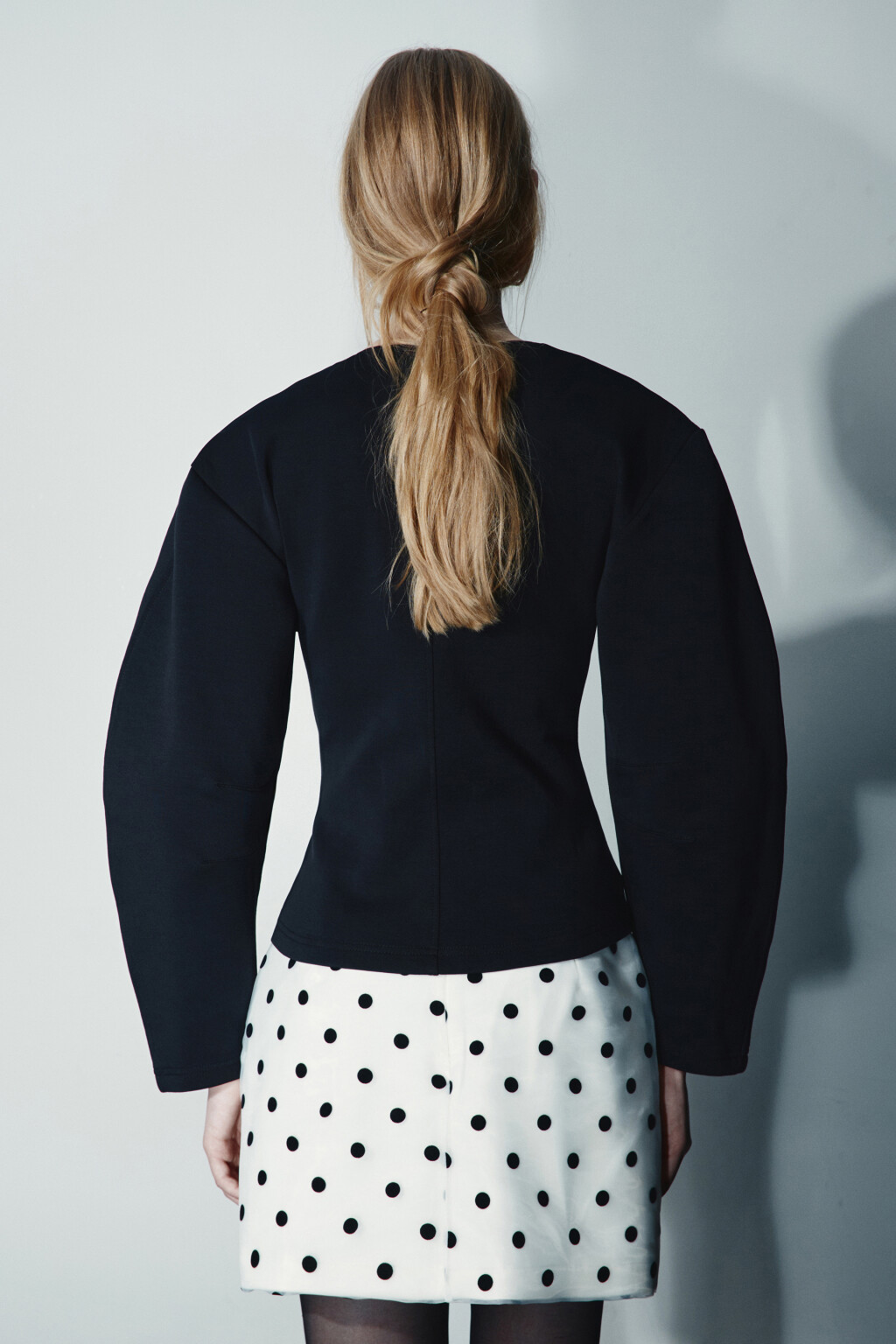 Свитшот приталенный с объемными рукавами - цвет черный - 3