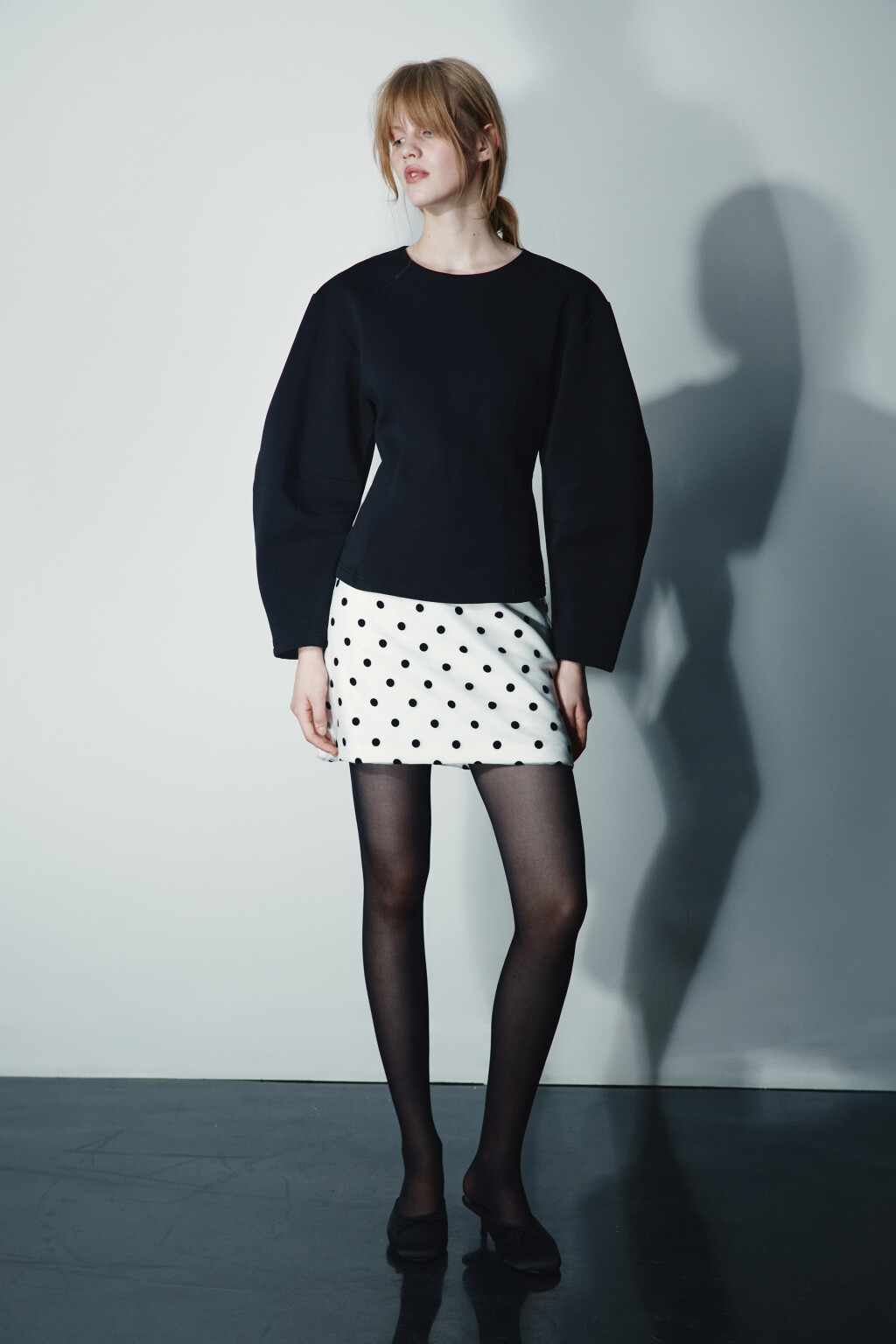 Свитшот приталенный с объемными рукавами - цвет черный - 4