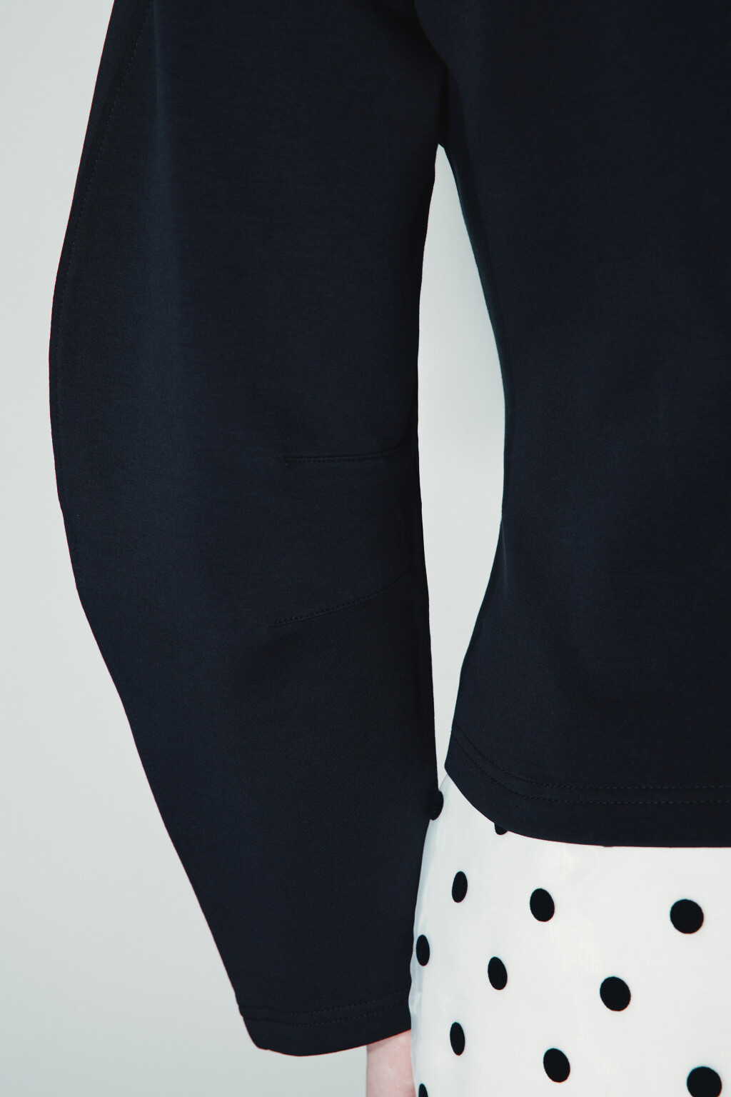 Свитшот приталенный с объемными рукавами - цвет черный - 6