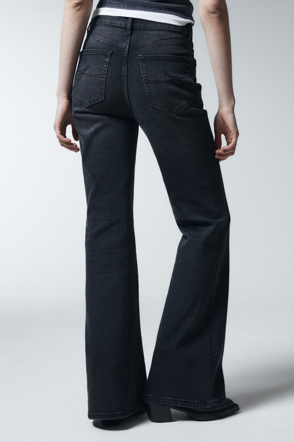Джинсы клеш удлиненные со средней посадкой - цвет черный - 3