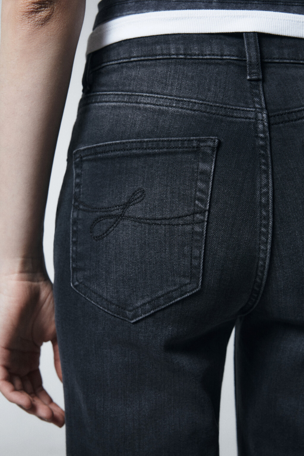 Джинсы клеш удлиненные со средней посадкой - цвет черный - 7