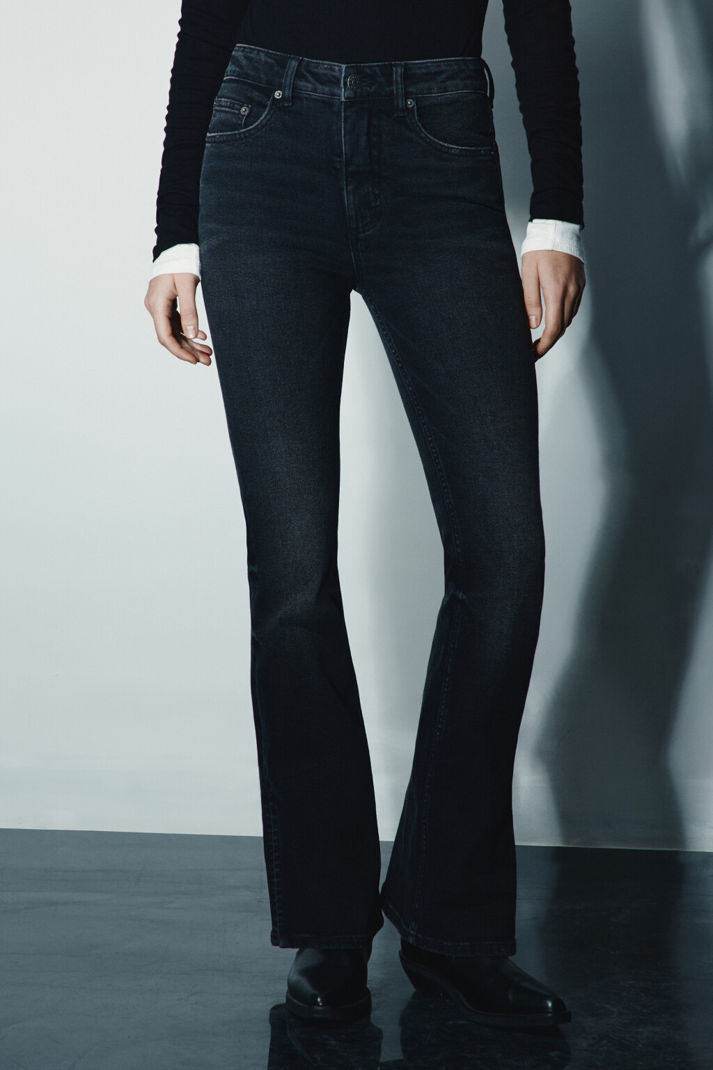 Джинсы клеш с разрезами по низу - цвет черный - 2