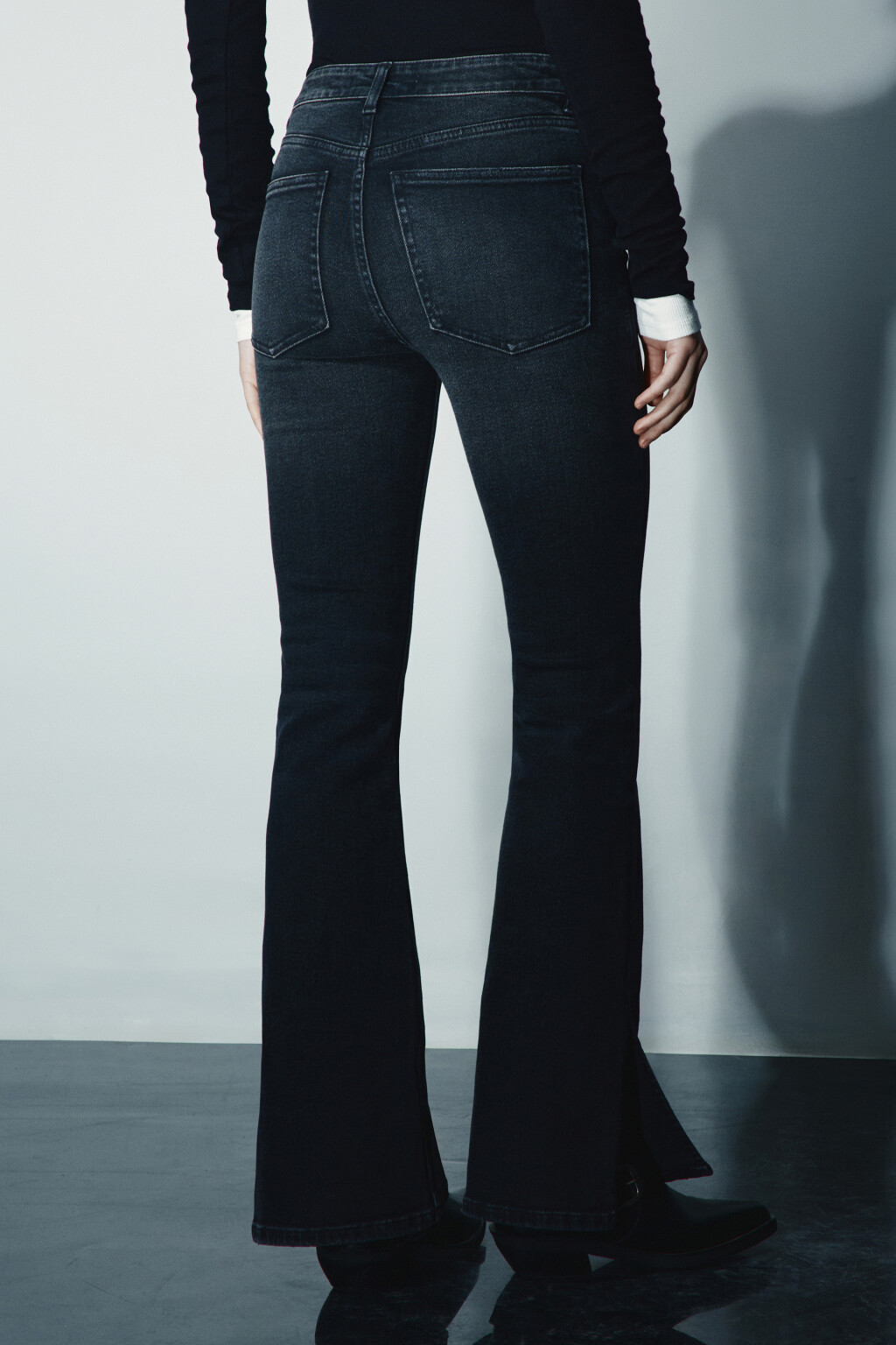Джинсы клеш с разрезами по низу - цвет черный - 3
