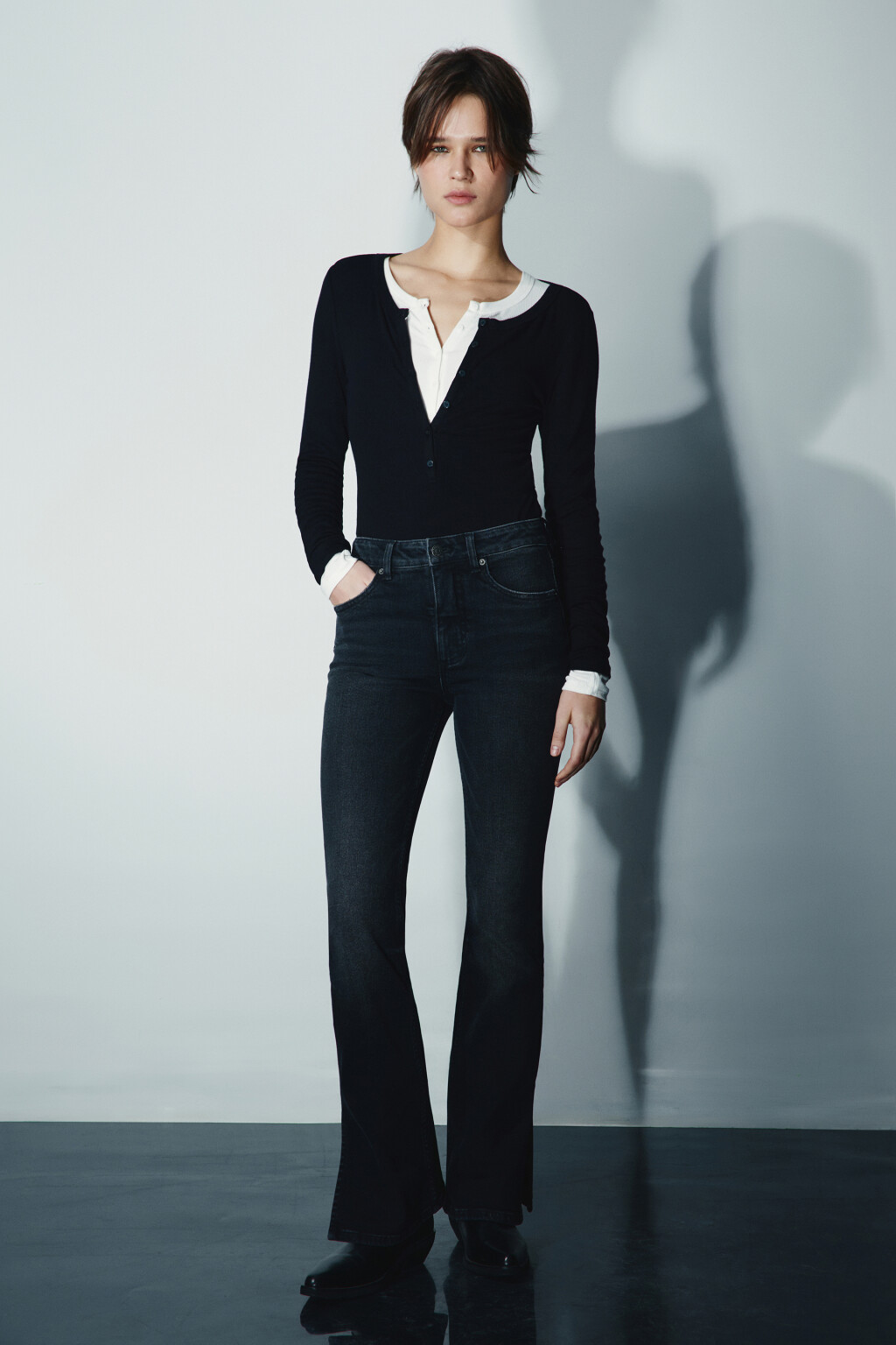 Джинсы клеш с разрезами по низу - цвет черный - 4